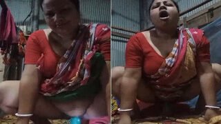 Desi Village Bhabhi Enjoy With Water Bottle | Viral MMS