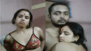 Desi Cpl Romance And Shows Boobs | Viral MMS