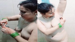 Desi Bhabhi Shaving Her Pussy | Viral MMS