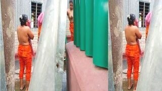 Cute Desi Girl Bathing | Viral MMS