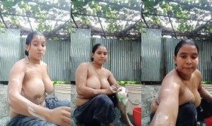 Desi Big Boob Bhabhi Bathing | Viral MMS